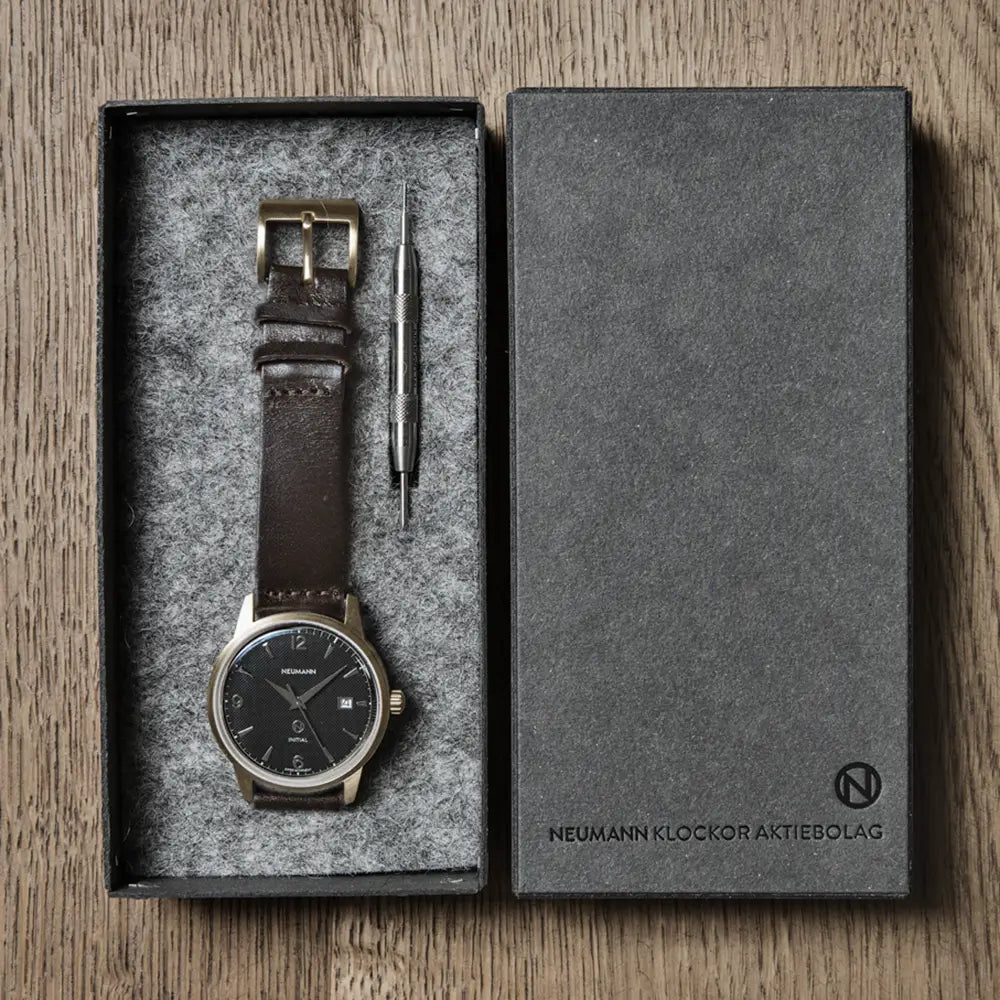 Initial No.1 Gold Black/Silver 40mm