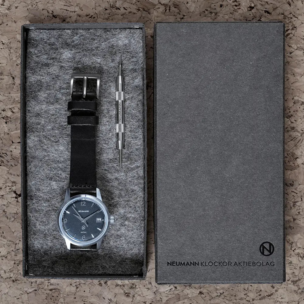 Initial No.1 Steel Black/Silver 36mm